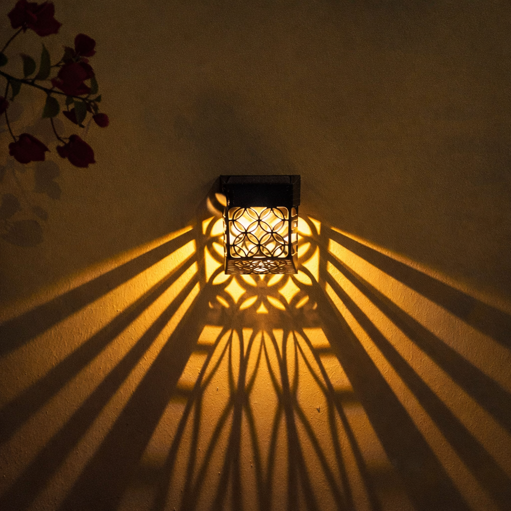 Solar Wandleuchte LED Warmweiß Außen IP65 mit Musterlicht für Garten und Terrasse Vintage Schwarz